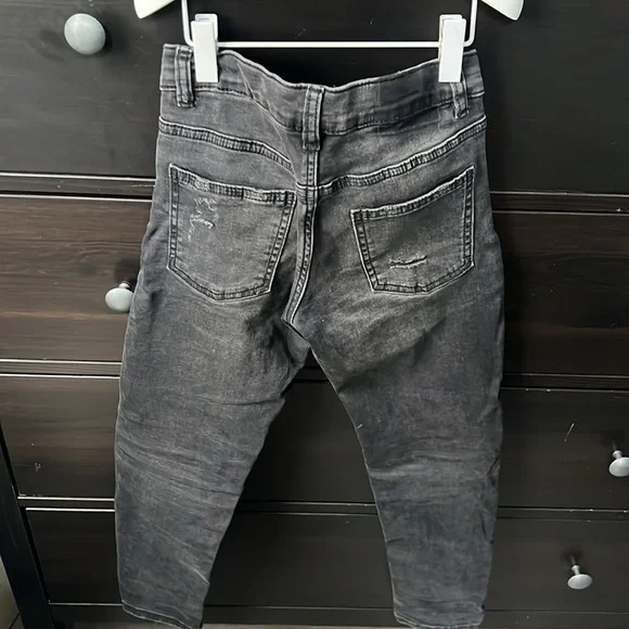 ZARA BOYS DISTRESSED JEAN SIZE 9 (SEE VIDEO) PET & SMOKE FREE - Picture 4 of 4